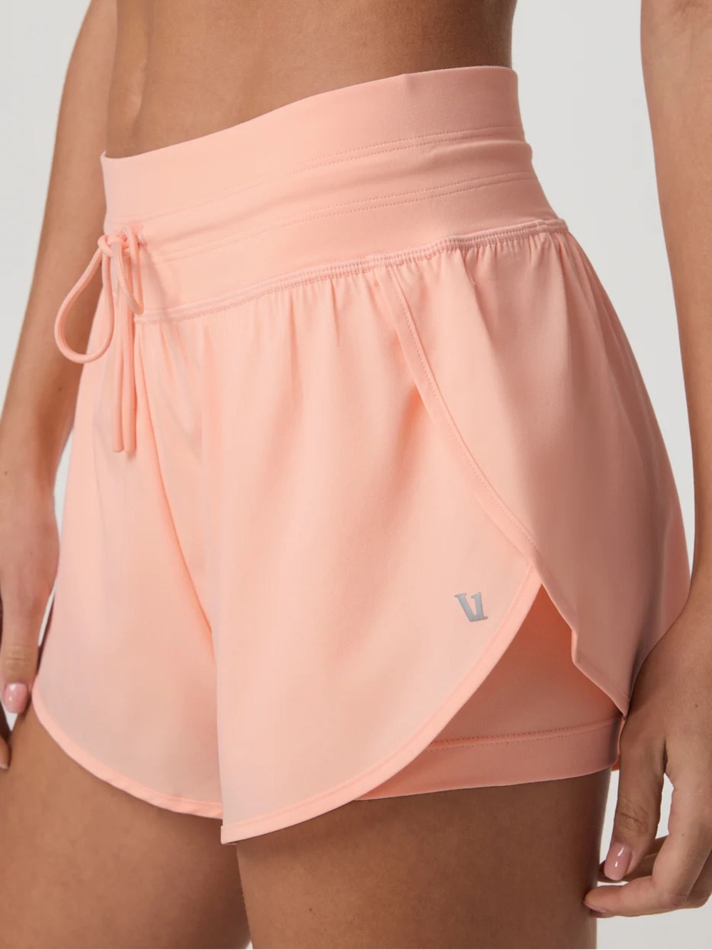 Vuori Daily Speed 2.5” Shorts Women's Size XS Light Peach NEW